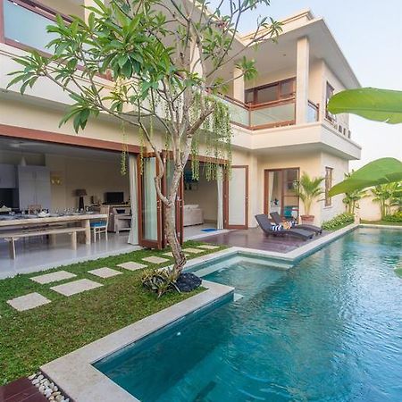 Villa Tepi Sungai Legian Chambre photo